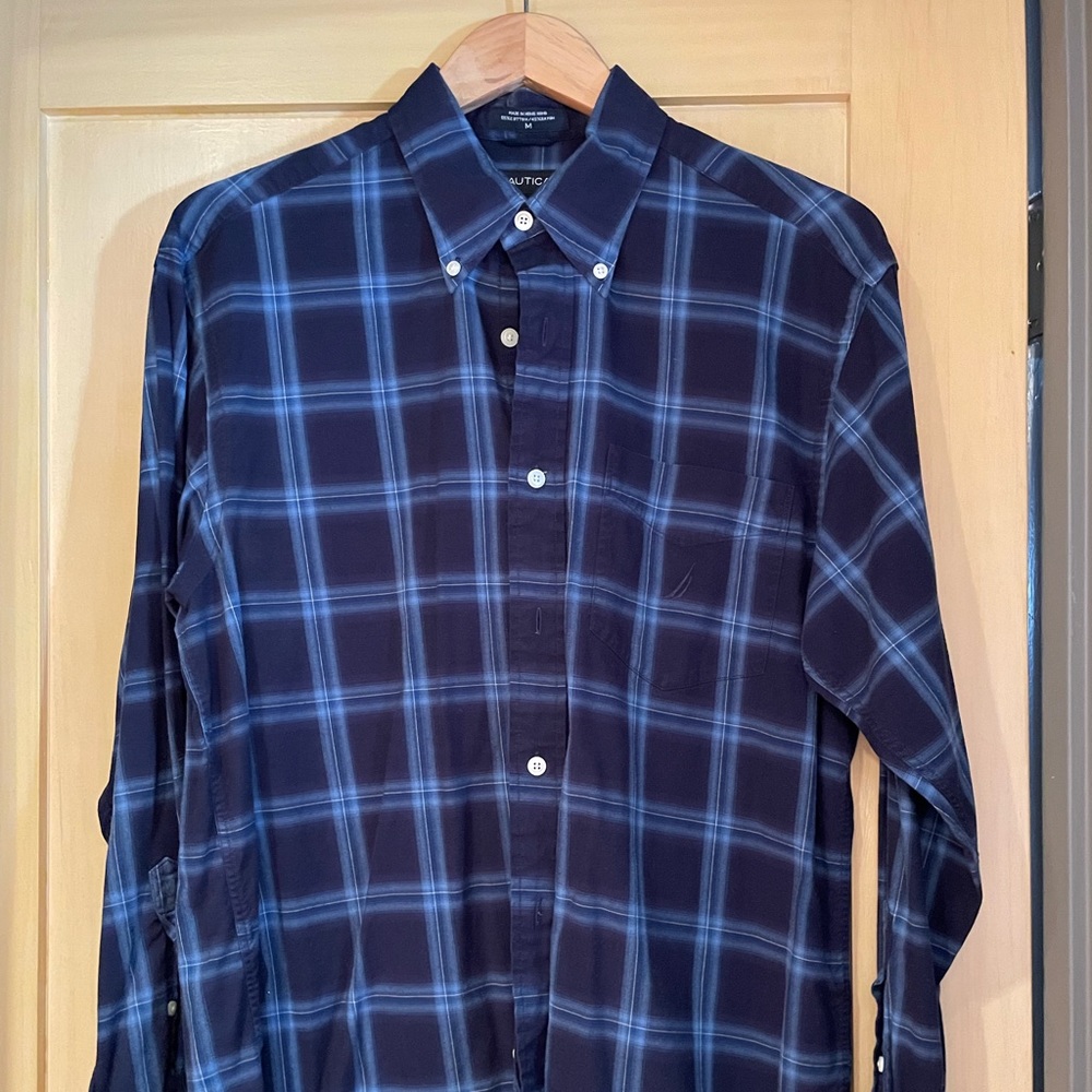 Mens Nautica Blue Plaid Button Down Shirt. Size Medium